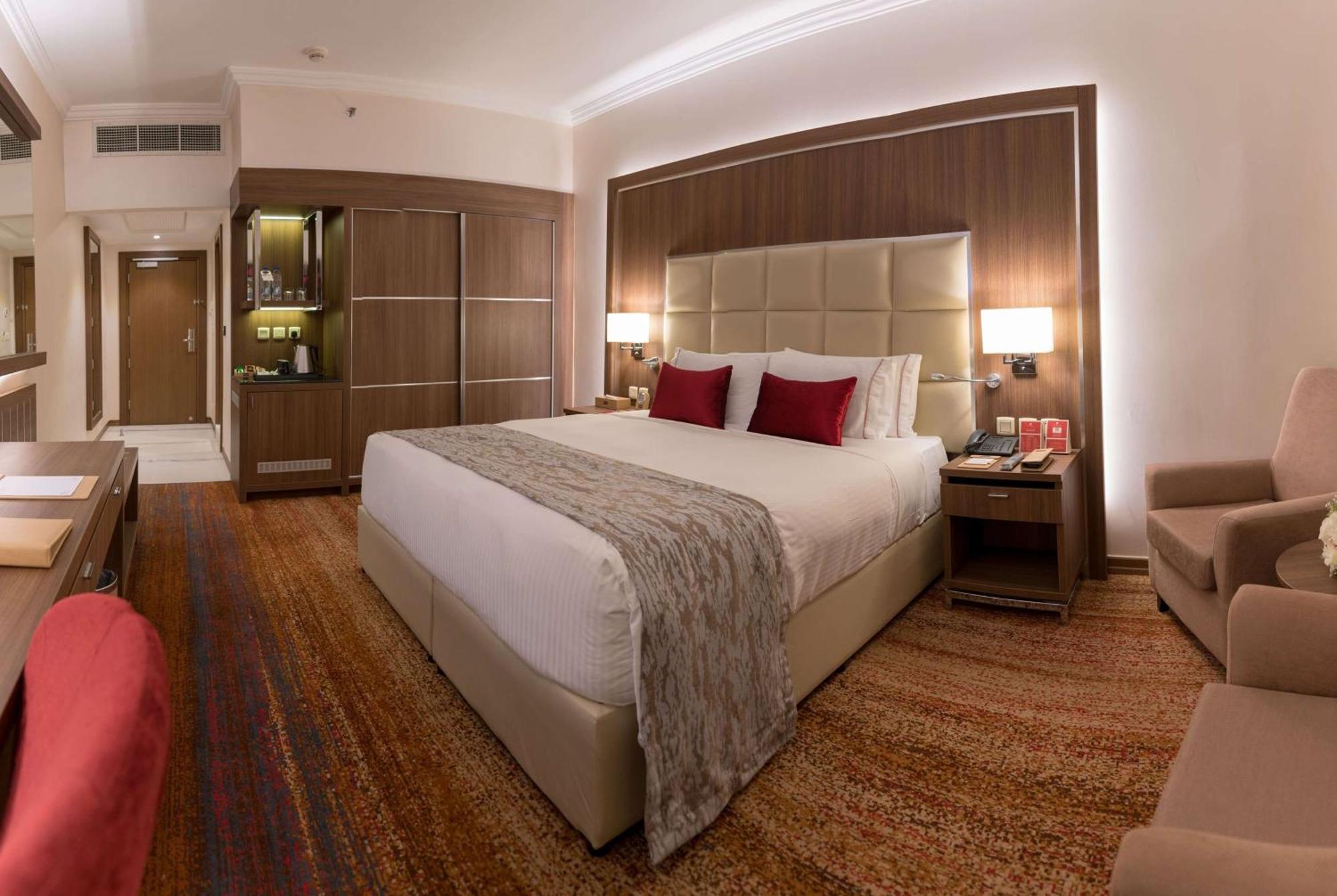Отель Ramada By Wyndham Continental Джедда Экстерьер фото