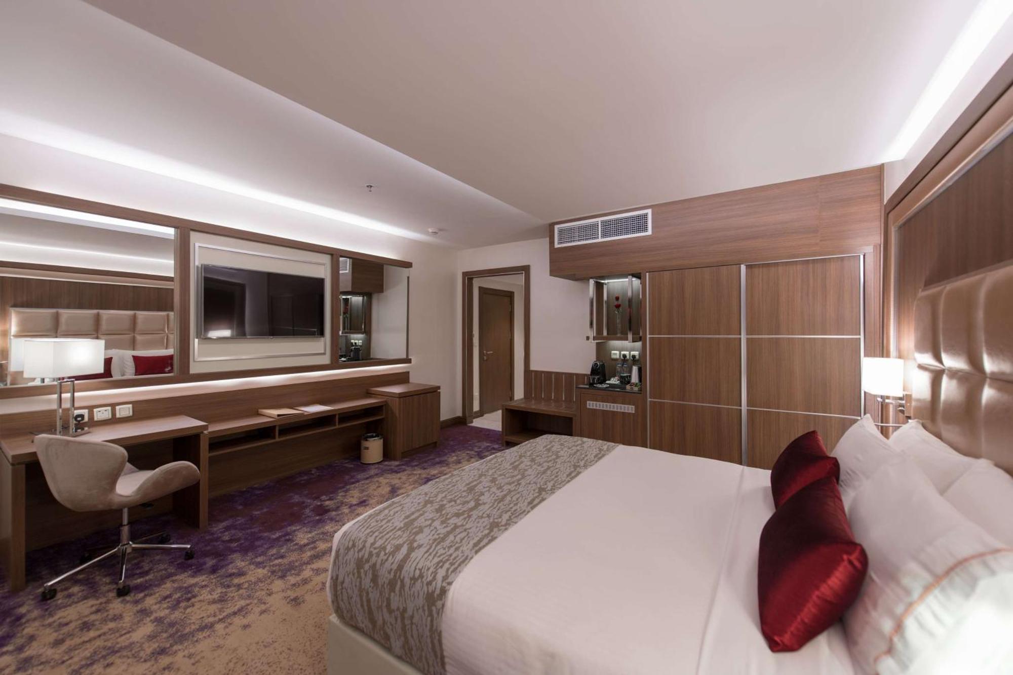 Отель Ramada By Wyndham Continental Джедда Экстерьер фото