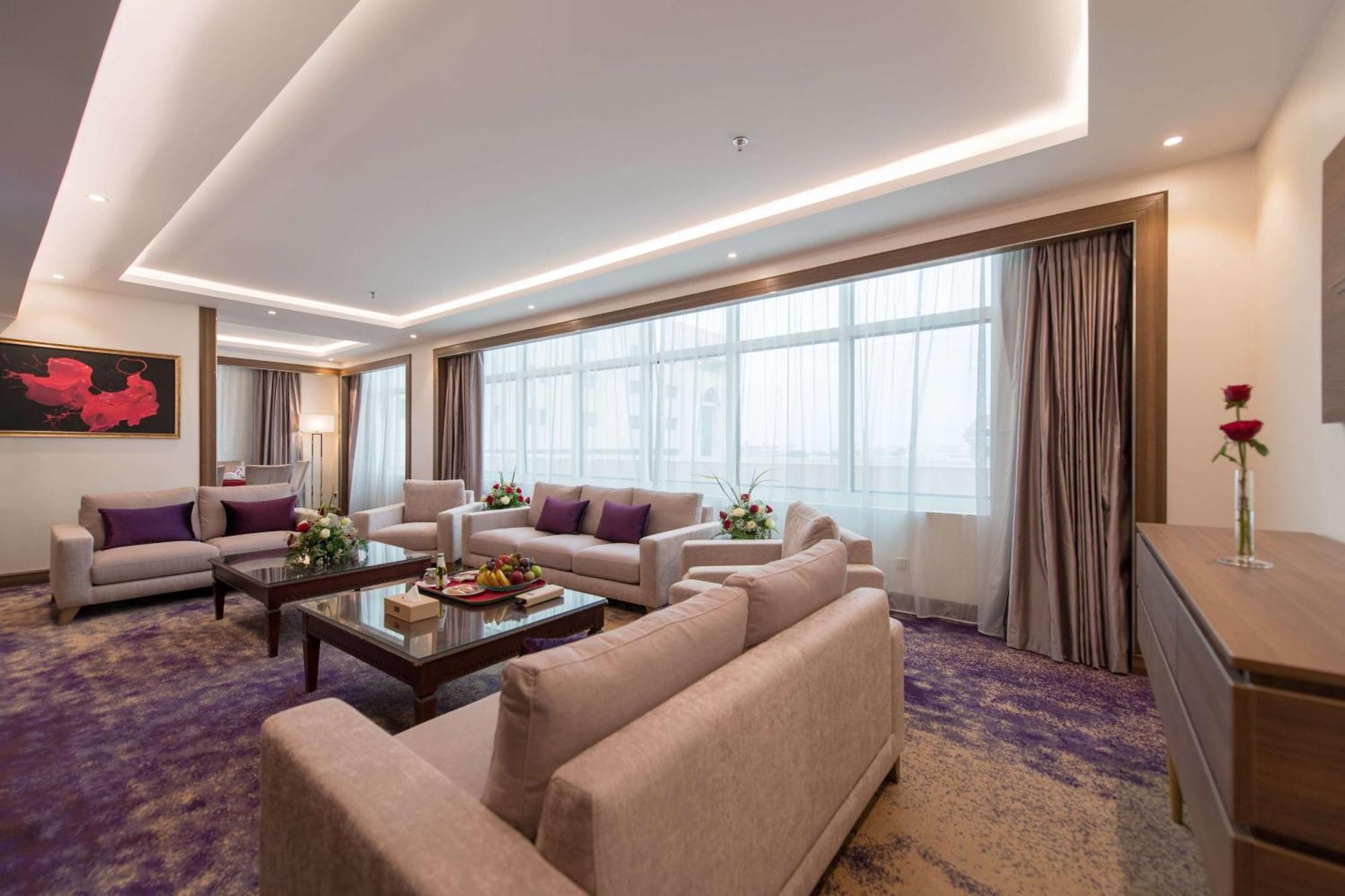 Отель Ramada By Wyndham Continental Джедда Экстерьер фото