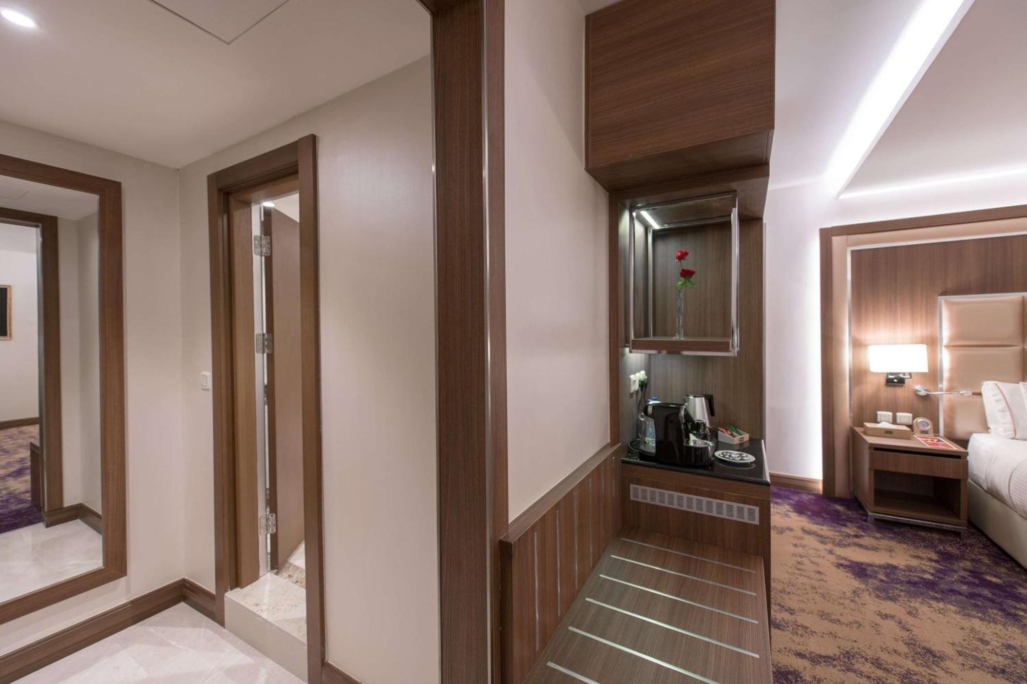 Отель Ramada By Wyndham Continental Джедда Экстерьер фото
