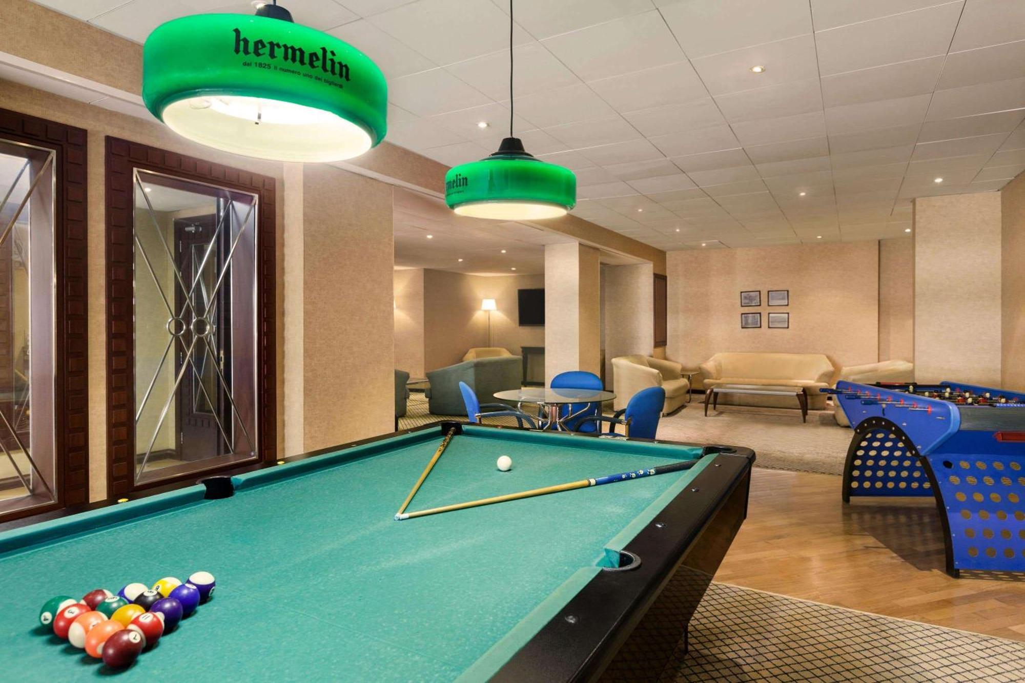 Отель Ramada By Wyndham Continental Джедда Экстерьер фото