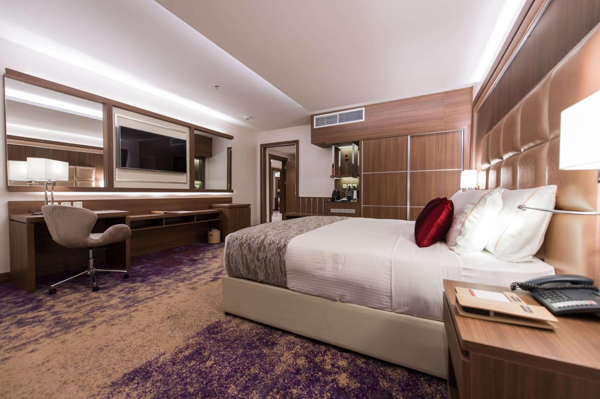 Отель Ramada By Wyndham Continental Джедда Экстерьер фото