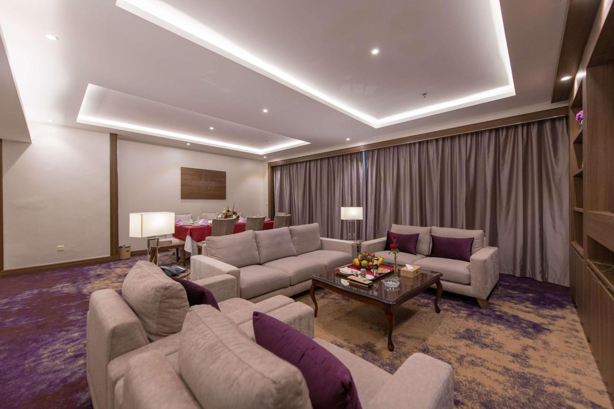 Отель Ramada By Wyndham Continental Джедда Экстерьер фото