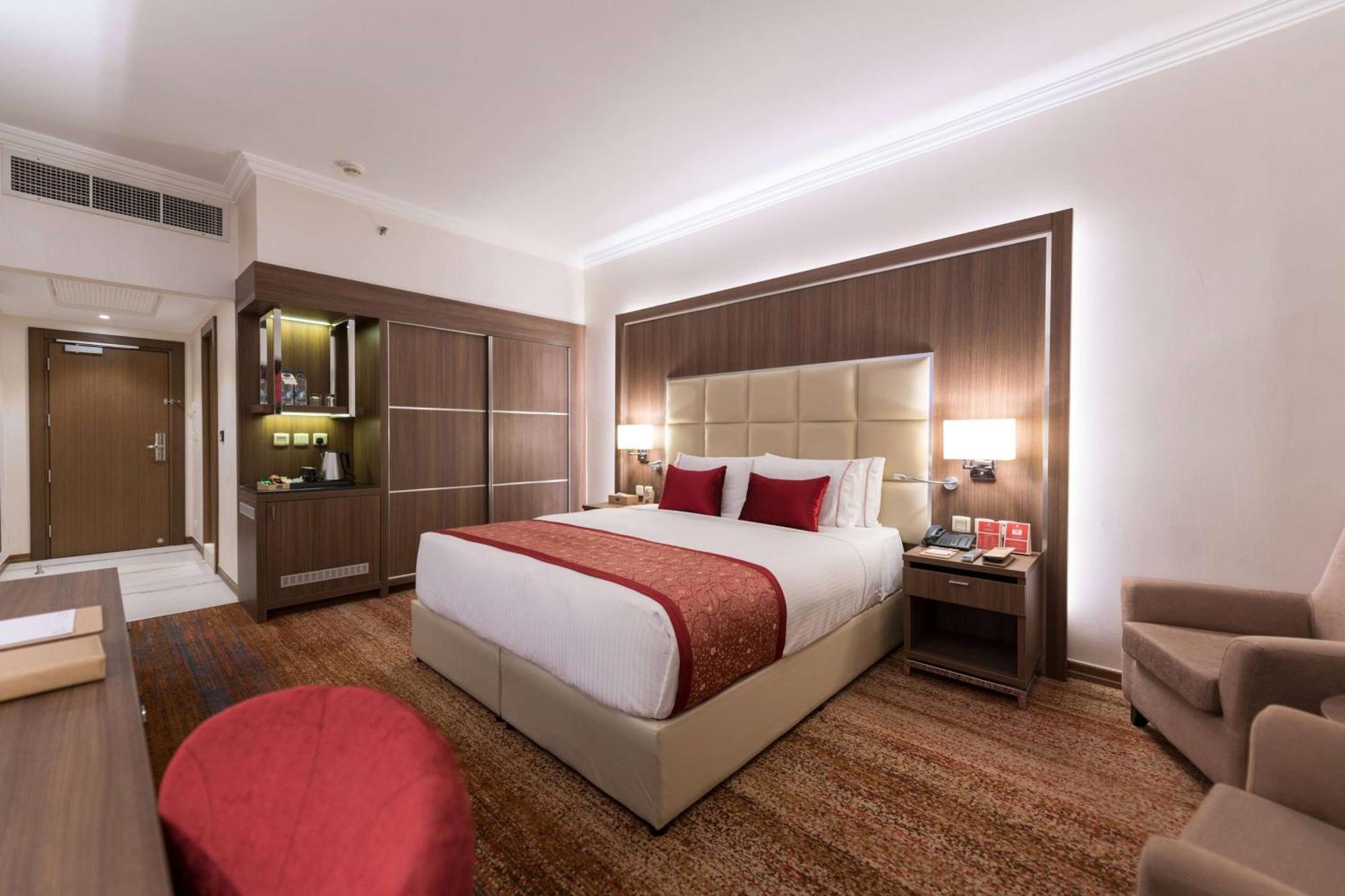 Отель Ramada By Wyndham Continental Джедда Экстерьер фото