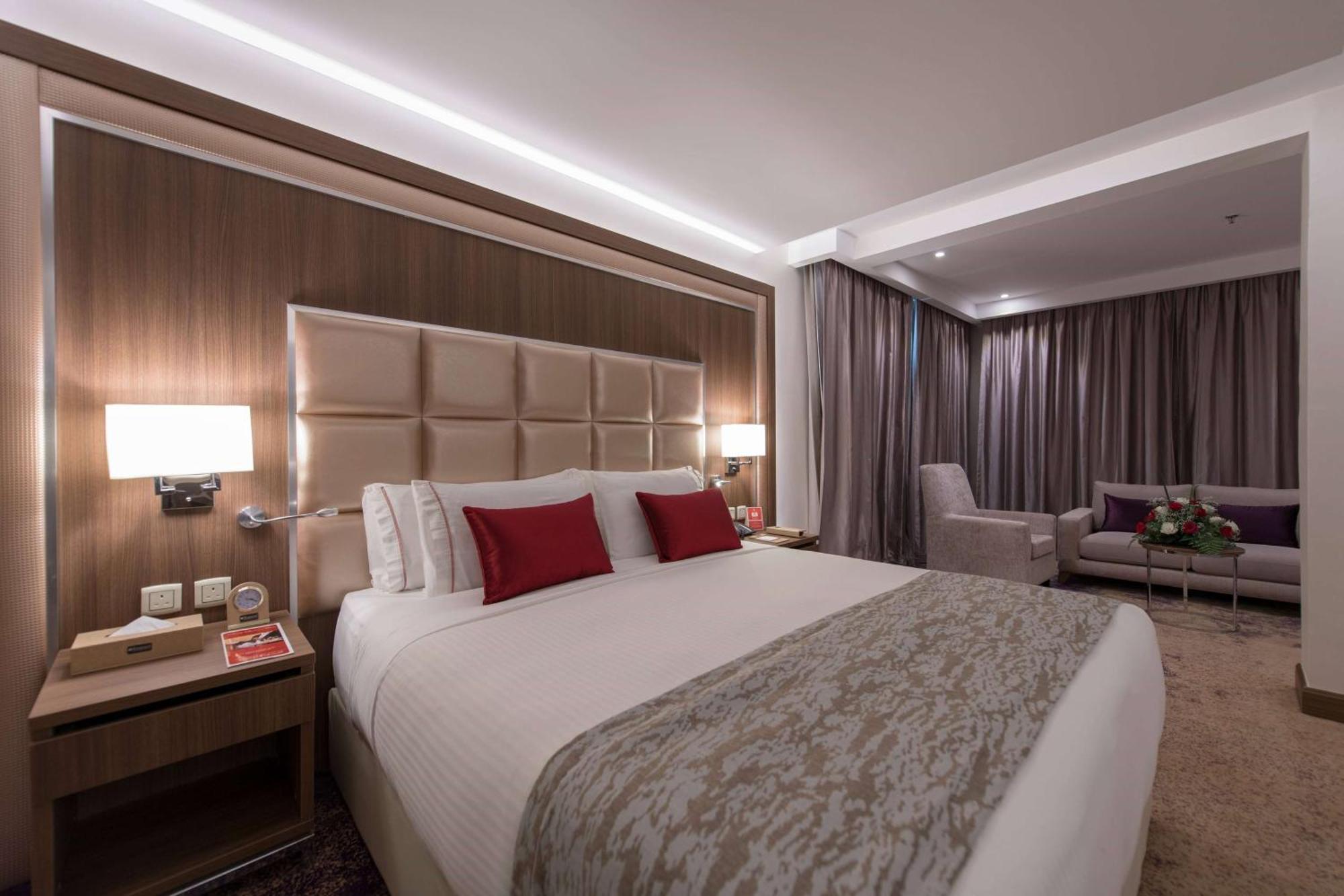 Отель Ramada By Wyndham Continental Джедда Экстерьер фото